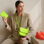 Accessori fluo: perché ravvivano un outfit neutro e quando è meglio evitare l’eccesso