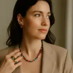 Come abbinare gioielli colorati: la strategia che evita look eccessivi