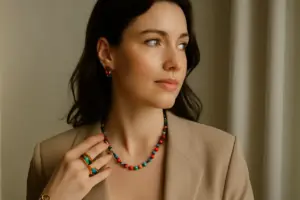 Come abbinare gioielli colorati: la strategia che evita look eccessivi