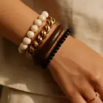 Come mixare bracciali di materiali diversi? Il metodo per evitare accostamenti banali e creare uno stile unico