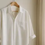 Come portare la camicia fuori dai pantaloni senza sembrare sciatti