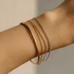 Mescolare oro e argento negli accessori: ecco la regola che funziona