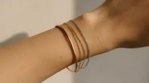 Mescolare oro e argento negli accessori: ecco la regola che funziona